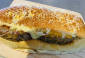 白神酵母のチェダーチーズのハンバーグパニーニ